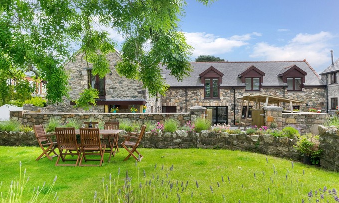 Bodorgan House | Stabal Marian - Three Bedroom House, Sleeps 6