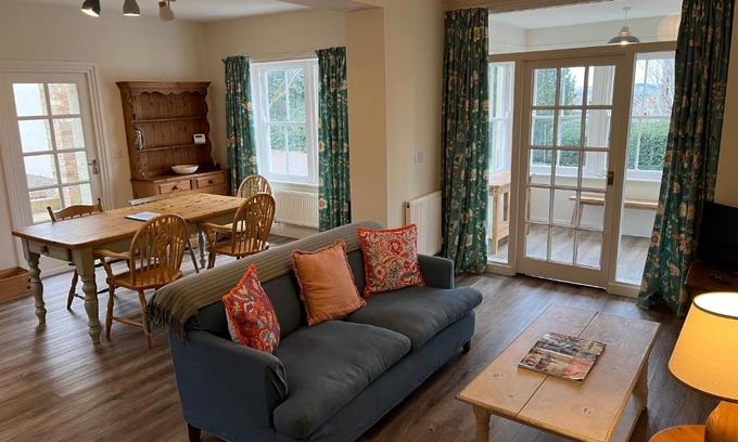 Earle Apartment | Stable Cottage at Yearle House