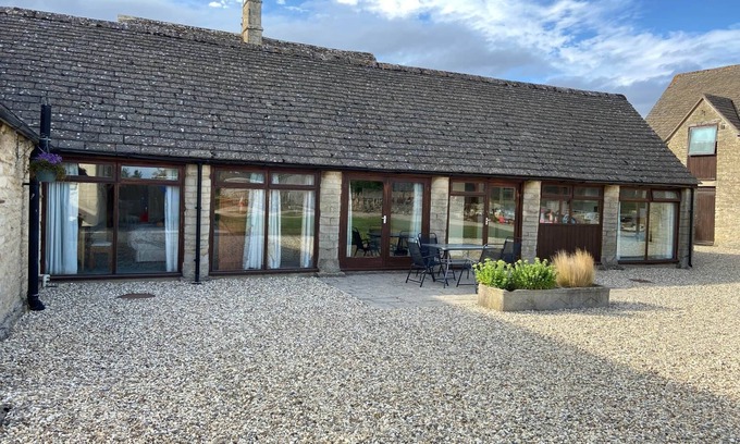 Cirencester House | Stable Cottage, Old Mill Farm, Cotswold Water Park