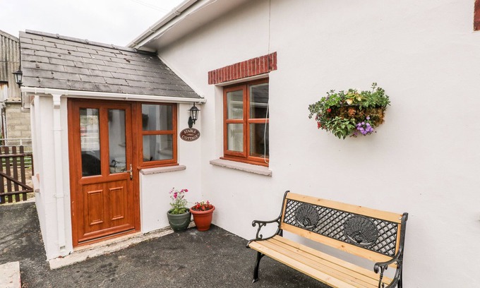 Haverfordwest Cottage | STABLE COTTAGE, pet friendly, with a garden in Haverfordwest