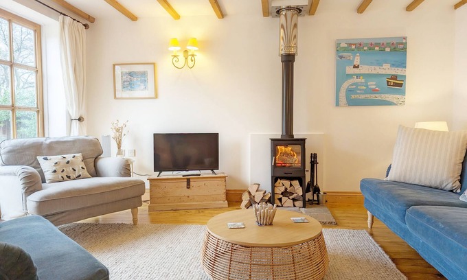 Emsworth Cottage | Stable Cottage - sleeps 4 guests in 2 bedrooms