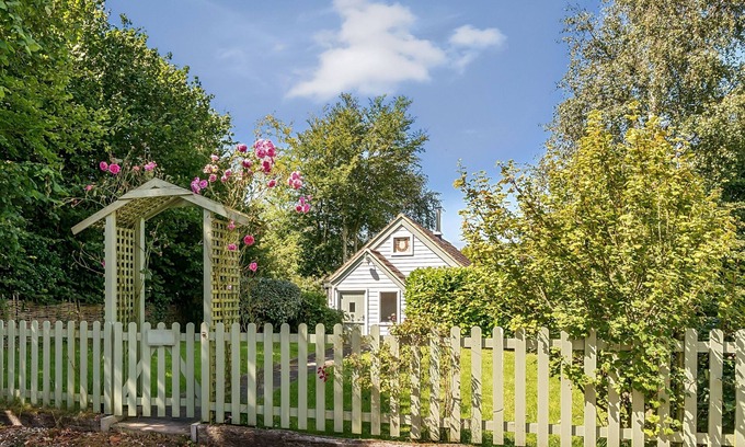 Frome Saint Quinton Cottage | Stable Cottage - sleeps 2 guests in 1 bedroom