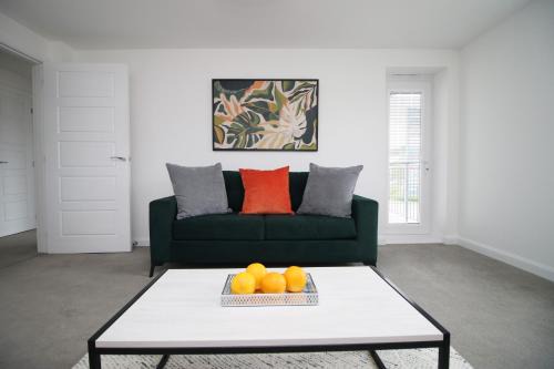 Bon-y-maen Apartment | Stadium Views Modern 2-Bed, Parking & Balcony