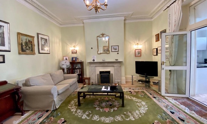 Staines Apartment | Staines Apartment - large entire property