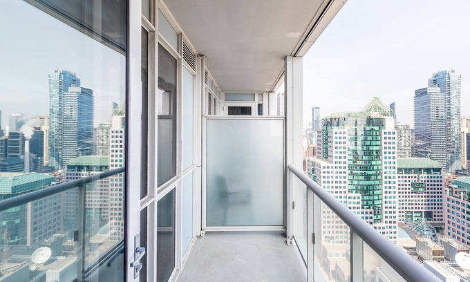 Toronto Entertainment District Apartment | Stallion Suites - Downtown Toronto