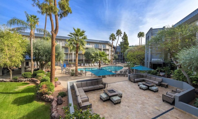 Camelback East Hotel | Standard 2 Queens at Holiday Inn & Suites Phoenix Airport North - Outdoor Pool