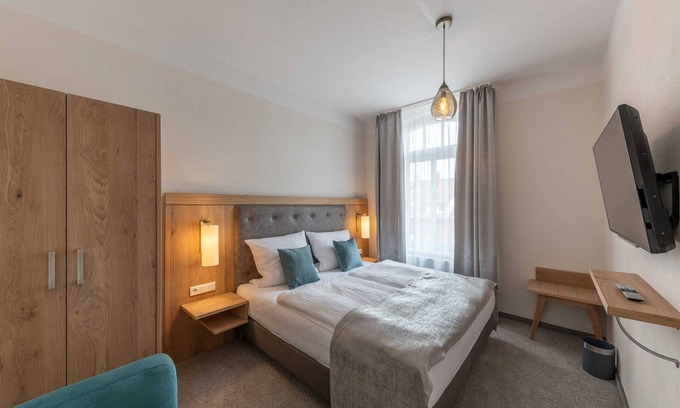 Leer Cottage | Standard double room 11 (top floor right) - 24/7 self-check-in, 14008