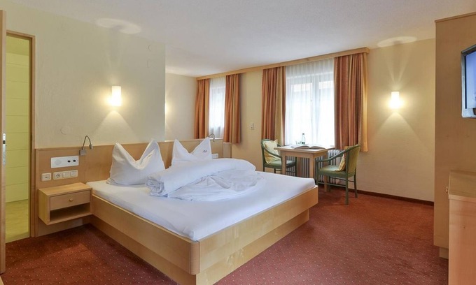 Damuels House | Standard family room - Berghotel Madlener