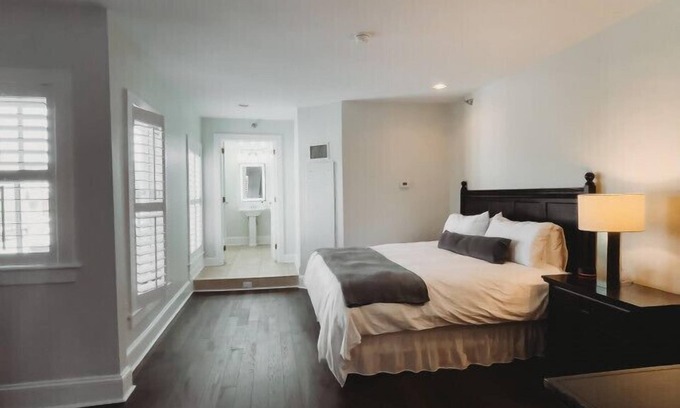 Downtown Hotel | Standard Guestroom - 1 King · The Jefferson Inn Rm. 6
