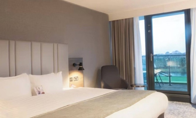 Surbiton Apartment | Standard King Or Twin Room Near Balaclava Park LON