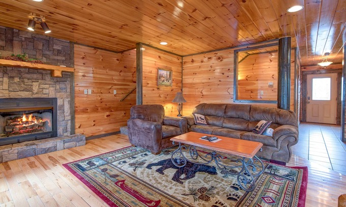 Hemlock Hills Cabin | Standing Bear Lodge | Home Theater + Game Room & Hot Tub!
