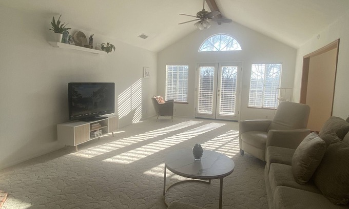 Yosemite Forks House | Star gaze 7 minutes from bass lake & 14 miles from the Yosemite entrance.
