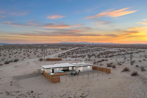 Twentynine Palms House | Star gazers with pool modern home on 5 acres!