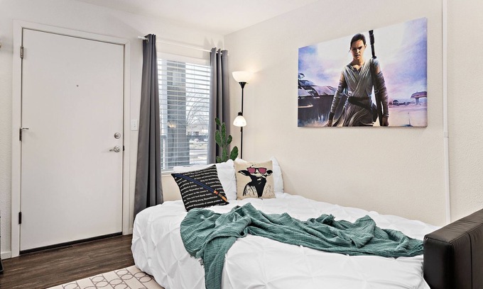 Prairie Village Apartment | ★✪Star Wars✪KING BD✪No Stairs!✪Fast Wifi✪Dedicated Covered Parking✪★