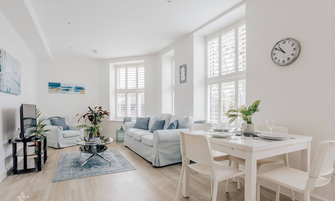 Guildford Apartment | StarHost Residences | Large Modern 2 Bedroom Apartment in Guildford