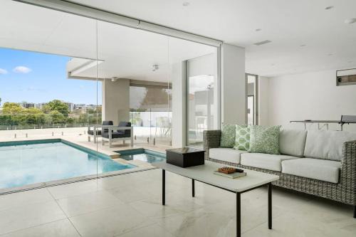 Bexley Villa | 'Starlight' A Slice of the Hollywood Hills in Bexley