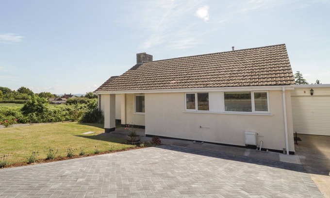 Ashcott House | STARLINGS ROOST, pet friendly, country holiday cottage in Ashcott