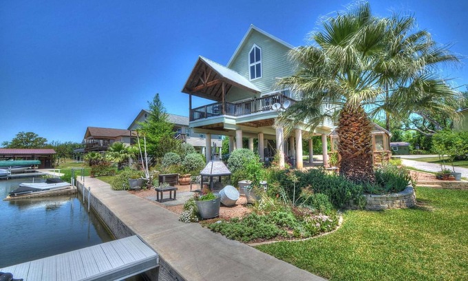 Kingsland House | Starry Nights on LBJ