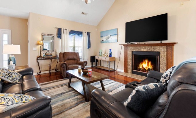 Socastee House | Stately home close to the beach & activities with private fishing dock & W/D