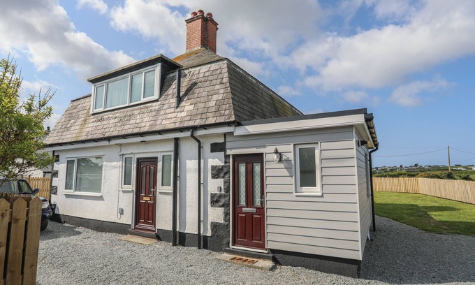 Llanfaelog House | STATION HOUSE, pet friendly, character holiday cottage in Rhosneigr