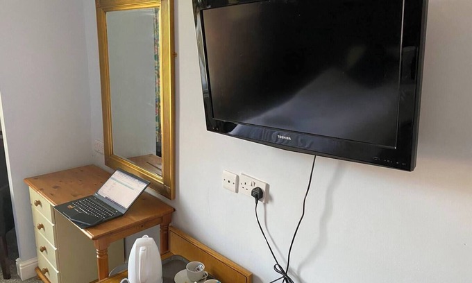 Beeston Hotel | Station Road - Contemporary 1bedroom Flat with 2 single bed & ensuite bath
