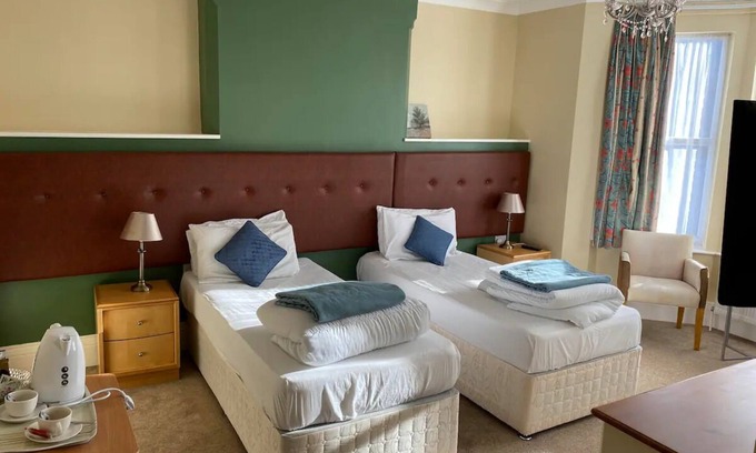 Beeston Hotel | Station Road - Contemporary 1bedroom Flat with 3 single beds & ensuite bath