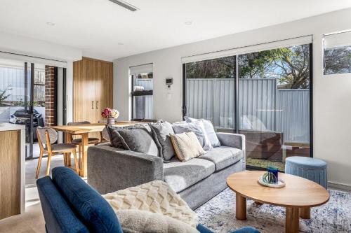 Wollongong CBD House | Station & Surf 3BR Wollongong Townhouse