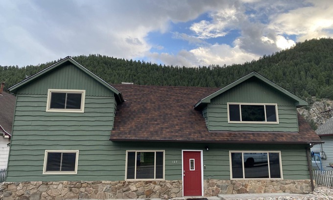 Idaho Springs House | Stay ahead of the traffic! Enjoy Hot Springs & Historic Downtown Idaho Springs
