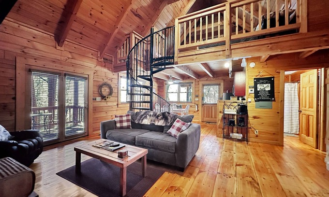 Pine Mountain Valley Cabin | Stay at The Wolf and visit Callaway's Pumpkins and Fantasy in Lights!