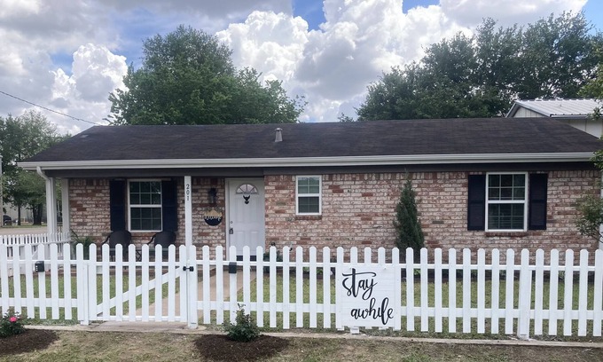 Willis House | Stay Awhile. Best extended stay. House with a king suite and fenced yard.