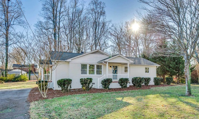 Greensboro House | Stay Awhile Charming Greensboro House Close to Must-See Places