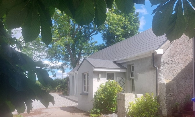 Mayour Cottage | Stay by the River Shannon in Co.Offaly in Centre of Ireland