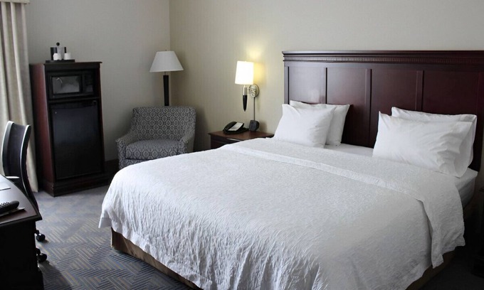 Elizabethtown House | Stay in a Stylish & Modern Room! Free Breakfast