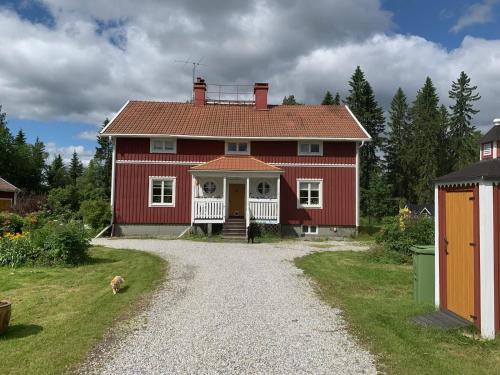 Vindeln Apartment | Stay in Skogmästarvillan Hear the roar of the Vindelälven river