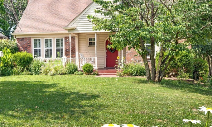 Green Hills Cottage | Stay Nashville Vacation - Cozy Cottage - Downtown, 12S, Green Hills, Gulch