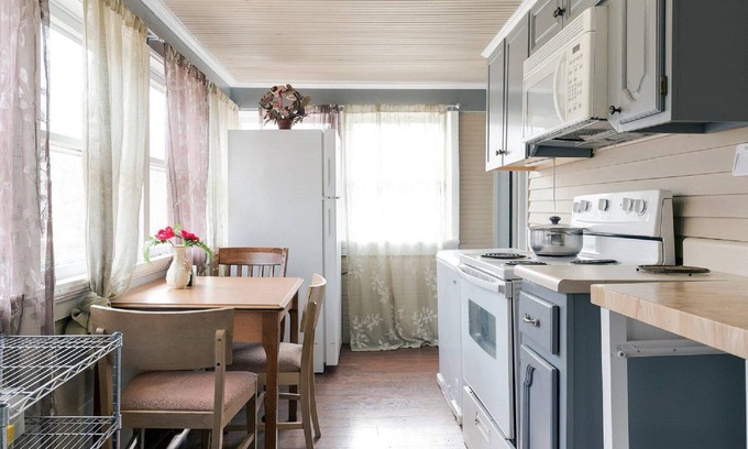 Independence House | Stay near football fun! 3-Bedroom Vacation Home by Arrowhead 8 min.