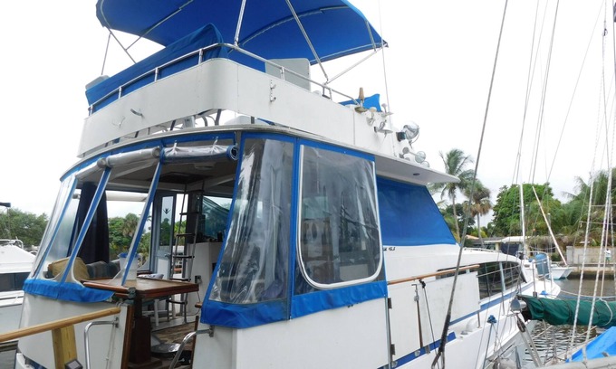 Sailboat Bend Boat Rental | Stay on a 46Ft Yacht -2 bedrooms/2bathrooms Downtown FL/9.8m Sawgrass