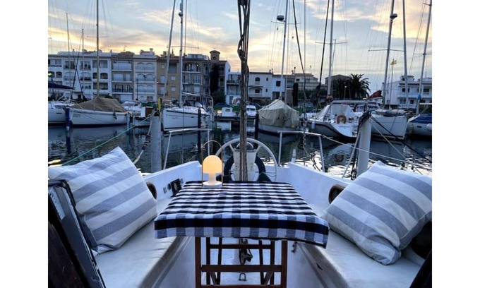 Empuriabrava Boat Rental | Stay on a beautiful sailboat on the Costa Brava