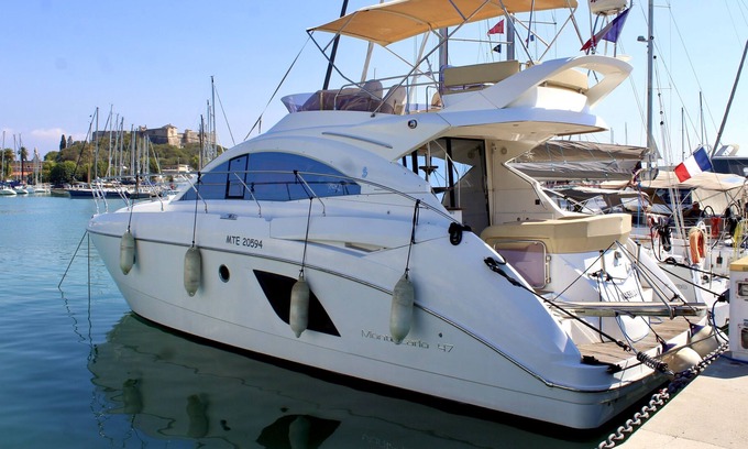 Antibes City Centre Boat Rental | Stay on a luxurious and elegant yacht