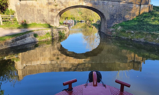 Bath Boat Rental | Stay on a luxurious wide beam canal boat in the World heritage City of Bath.