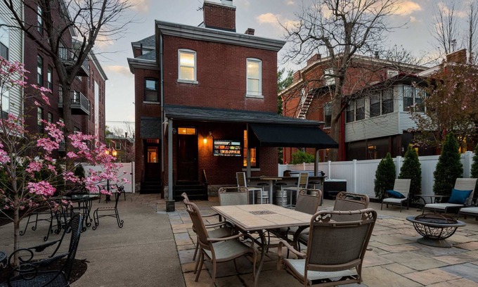 Highlands House | Stay on Broadway - Sleeps 10, Hot Tub, Walkable!