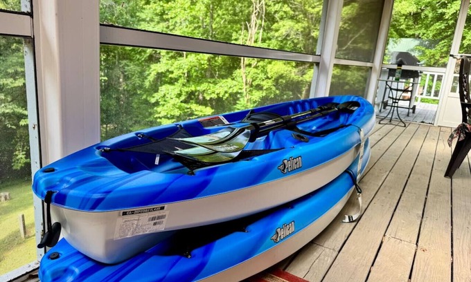 Jamestown House | Stay & Paddle River House + Free Kayaks