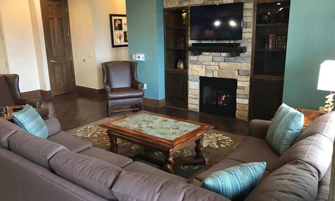 Lake Delton Resort | Stay & Play in this 3BR 2BA Deluxe Suite that sleep 10!