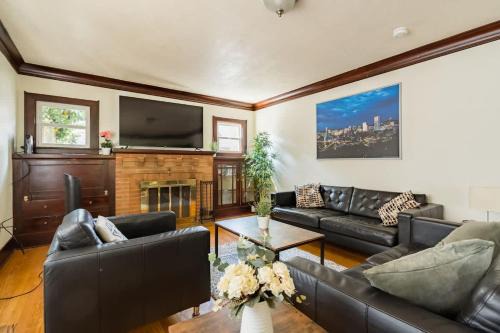 Foster - Powell House | Stay Portland - Charming & Spacious 5BR Home in SE Portland