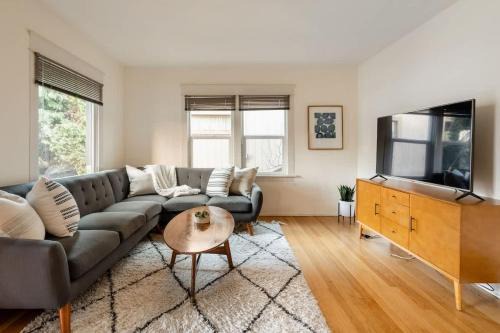 Belmont House | Stay Portland - HeartofBuckman MidCentury Dream 86 WalkScore 3BR
