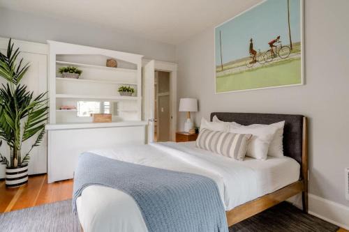 Belmont Apartment | Stay Portland - Portland Classic - Parks, Eateries & Local Shops