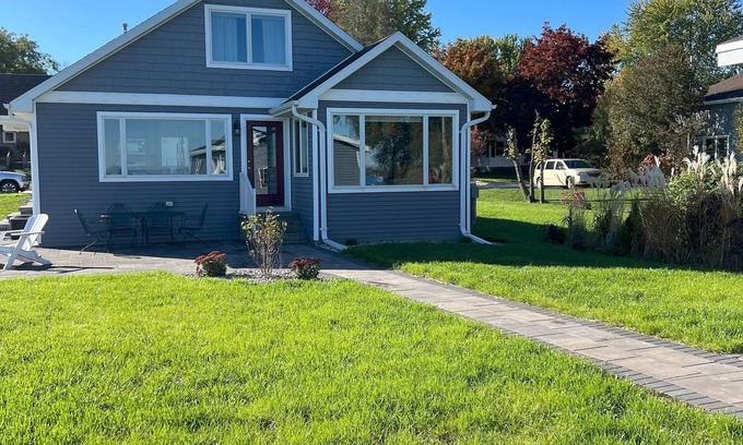 Winneconne Cottage | Stay right on the lake!
