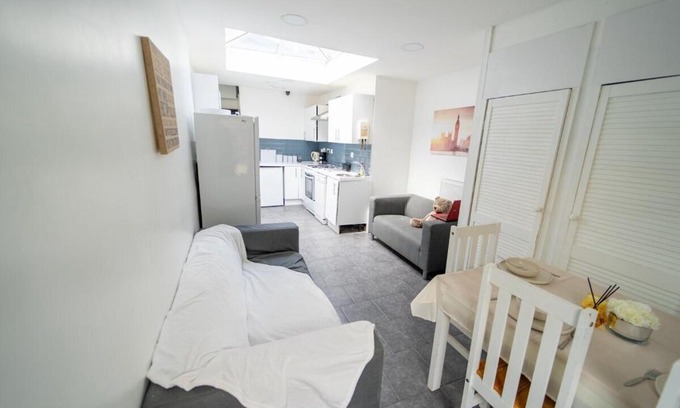 Selly Oak Apartment | STAY SA Cosy equipped studios available 10 mins from the city! Free WIFI &50" SMART TV's!