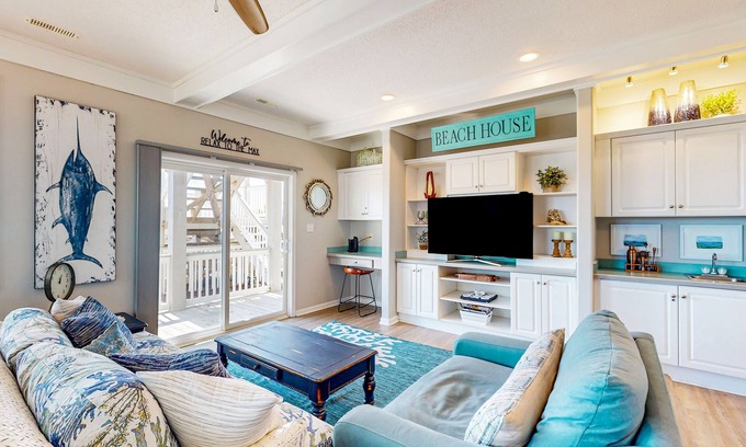 Emerald Isle Condo | Stay steps from the sand with pool, tennis court, furnished deck, & jetted tub