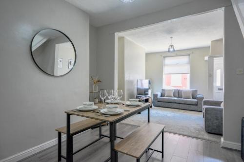 Liverpool House | Stay with Alexandra - Free Parking - Free Wifi Superb Location
